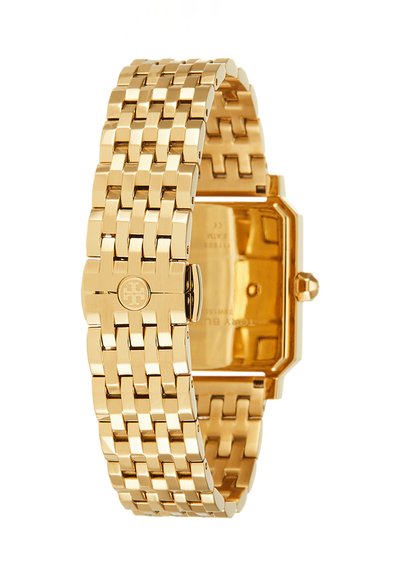 Orologio da polso in metallo color oro con bracciale a maglie intrecciate e cassa rettangolare, dotato di fibbia con emblema circolare del logo inciso.