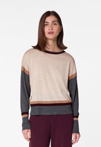 Pullover mit lockerer Passform, ausgestattet mit beigen, grauen und kastanienbraunen Streifen. Hergestellt aus weichem Strickmaterial, mit langen Ärmeln und rundem Ausschnitt.