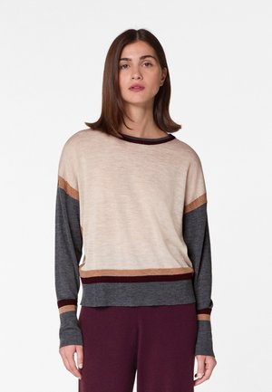 Pull-over en tricot à coupe ample, avec des rayures beiges, grises et bordeaux. Fabriqué en matière tricotée douce, avec des manches longues et un col rond.