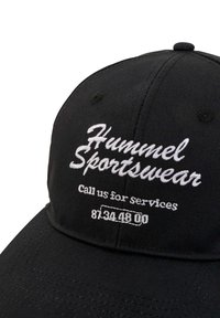 Schwarze Kappe mit einem gebogenen Schirm, besticktem weißen Text "Hummel Sportswear" und Telefonnummer. Hergestellt aus strukturiertem Stoff mit sichtbaren Nähten.