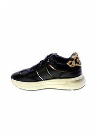 Sneaker in pelle nera con accenti texture, strisce dorate e tacco a cappuccio con stampa leopardata su una suola piatta color crema. Lacci e forma arrotondata.