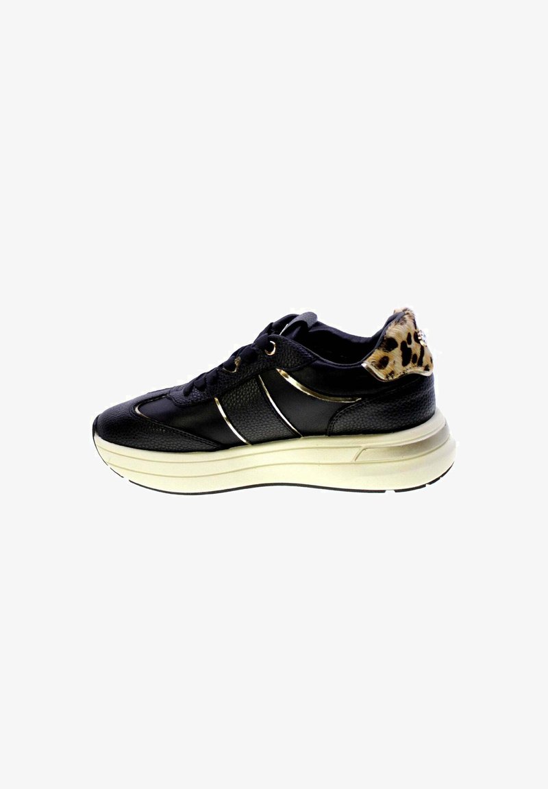 Sneaker in pelle nera con accenti texture, strisce dorate e tacco a cappuccio con stampa leopardata su una suola piatta color crema. Lacci e forma arrotondata.