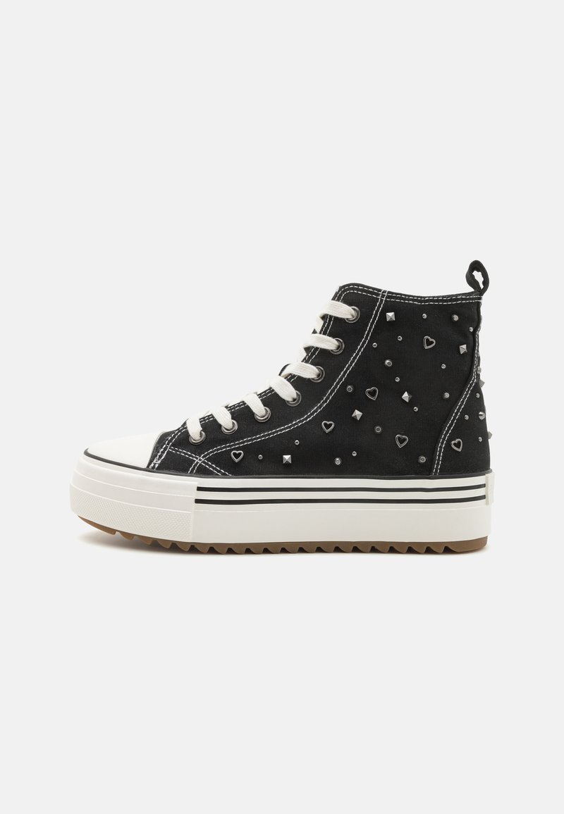 Μαύρα ψηλά αθλητικά παπούτσια από μαλακό ύφασμα, με διακόσμηση από καρδιές και τρουκς, άσπρη καπάκι δαχτύλων από καουτσούκ και παχύ άσπρο και καφέ πέλμα.