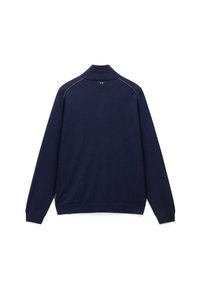 Jersey de manga larga azul marino con cuello alto y un pequeño emblema rojo, blanco y azul centrado debajo del cuello en la parte trasera.