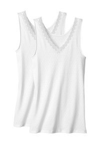 Twee witte katoenen tanktops met een V-halslijn, voorzien van decoratieve kanten rand langs de randen en een gestructureerd patroon door de stof.