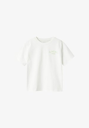 Witte katoenen t-shirt met korte mouwen en een ronde hals. Heeft groene tekst met de woorden "LOKALE landbouw" op de borst.