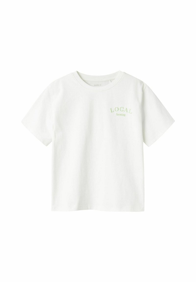 Witte katoenen t-shirt met korte mouwen en een ronde hals. Heeft groene tekst met de woorden "LOKALE landbouw" op de borst.