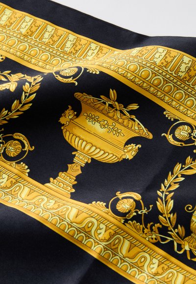 Jedwabny szal na czarnym tle zdobiony misternymi złotymi wzorami, zawierający motywy kwiatowe i dekoracyjne urny.