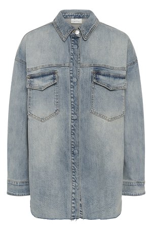 Chaqueta de denim azul claro con mangas largas, cuello, cierre delantero con botones y dos bolsillos en el pecho con solapas y botones.