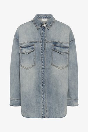 Chaqueta de denim azul claro con mangas largas, cuello, cierre delantero con botones y dos bolsillos en el pecho con solapas y botones.