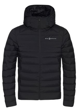 Chaqueta tipo puffer negra con capucha, con un diseño acolchado horizontal, cierre frontal con cremallera y logotipo en el lado izquierdo del pecho. Textura suave.