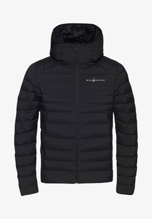 Chaqueta tipo puffer negra con capucha, con un diseño acolchado horizontal, cierre frontal con cremallera y logotipo en el lado izquierdo del pecho. Textura suave.