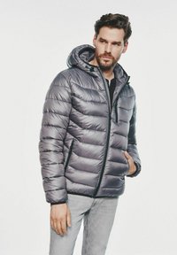 Puchowa kurtka w ciemnoszarym kolorze, z kapturem, poziomym przeszyciem, zamkiem błyskawicznym z przodu i kieszeniami bocznymi. Gładka, błyszcząca faktura materiału.
