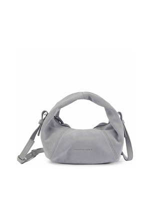 Sac à main en daim gris doux avec une poignée supérieure arrondie, une bandoulière réglable, une fermeture éclair visible et le logo "Les Visionnaires" sur le devant.