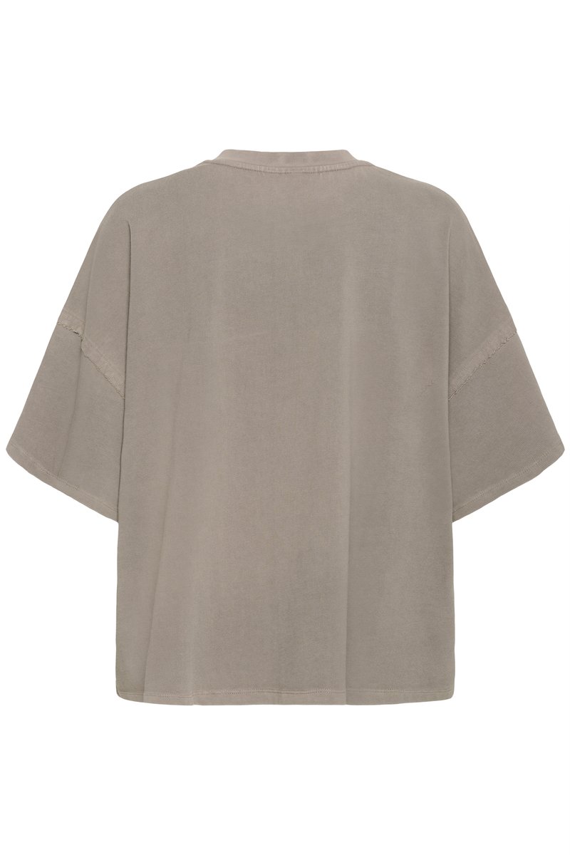T-shirt beige oversize à manches courtes avec épaules tombantes et détails de coutures visibles au dos sur fond blanc.