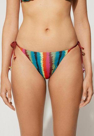 Barevné bikini kalhotky s designem na zavazování po stranách, vyrobené z hladké látky a zdobené živými pruhy v červené, modré, zelené a žluté barvě.