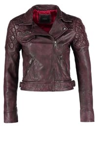 Giacca da biker in pelle bordeaux con dettagli trapuntati sulle spalle, zip asimmetrica, fodera rossa e due tasche frontali. Presenta dettagli con zip e fibbia.