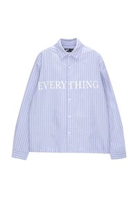 Ljusblå randig skjorta med knappar som har vit text som säger "EVERYTHING" över framsidan. Mjuk tyg, standardkrage, långa ärmar.