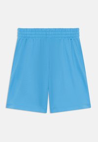 Pantalones cortos azul claro con cinturilla elástica, hechos de tejido transpirable, que presentan una textura suave y un corte recto.