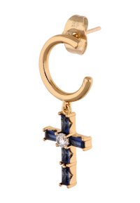 Pendiente de aro de oro con una cruz colgante incrustada de piedras azul oscuro y una gema clara en el centro. Superficie pulida y brillante.