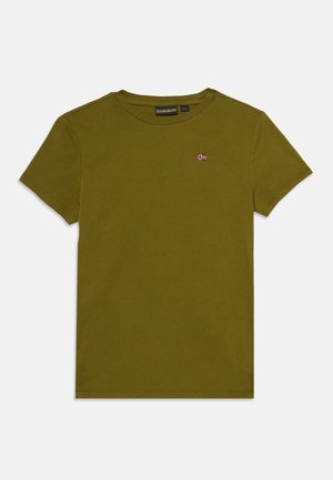 T-shirt με κοντά μανίκια σε ελαιί χρώμα, στρογγυλή λαιμόκοψη, με μικρό νορβηγικό σηματάκι στο αριστερό στήθος και μαύρη ετικέτα στο λαιμό.