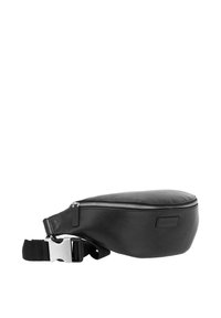 Czarna skórzana nerka o teksturowanym wykończeniu, eleganckim owalnym kształcie, srebrnym suwaku oraz regulowanym czarnym pasku z metalową klamrą.