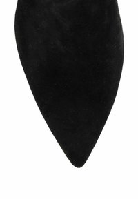 Scarpa nera in suede a punta con una texture opaca, caratterizzata da un design elegante e allungato, senza hardware o dettagli visibili.