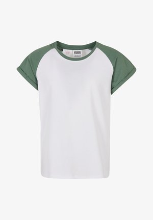 Valge puuvillane T-särk roheliste raglanvarrukatega ja keeratud mansettidega. Omab ümmargust kaelust ja mõõdukat lõiget. Silt on nähtav krae sees.