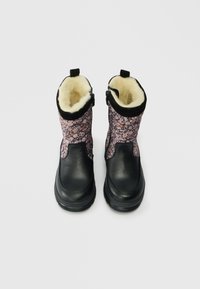 Botas de inverno pretas com secções superiores de tecido floral rosa e interior de fleece em tom creme, mostradas de cima.