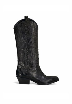 Bottine de cowboy en cuir noir présentant un motif en peau de serpent texturé, un bout pointu et un petit talon empilé. Une languette à l'arrière est incluse.