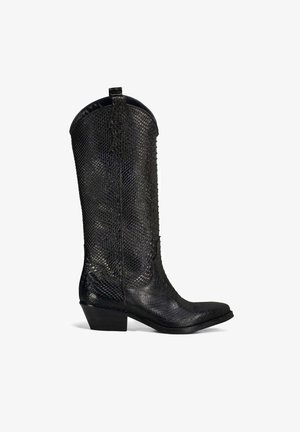 Stivale da cowboy in pelle nera con un motivo a serpente testurizzato, punta appuntita e tacco basso impilato. Include una linguetta sul retro.