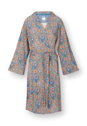 Bloemenpatroon ochtendjas met blauwe, oranje en roze bloemen, lange mouwen, sjaalkraag en ceintuur in de taille op een witte achtergrond.