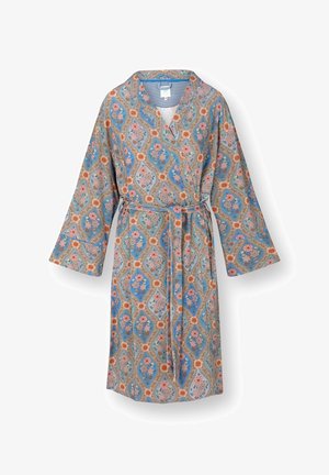 Bloemenpatroon ochtendjas met blauwe, oranje en roze bloemen, lange mouwen, sjaalkraag en ceintuur in de taille op een witte achtergrond.