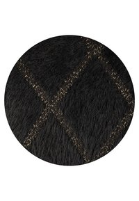 Czarna, teksturowana tkanina z wzorem w diamenty, podkreślonym metalicznymi złotymi nitkami, tworząc kontrast w fakturze i wzornictwie.