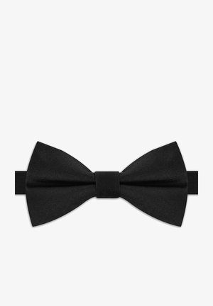 Czarna gotowa mucha z gładkiej tkaniny i regulowanym paskiem na białym tle.