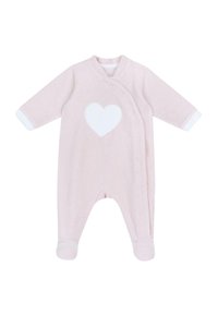 En rosa babydräkt i mjukt tyg, med en vit hjärtapplikation på bröstet och kontrasterande vita ärmslut och fotslut.