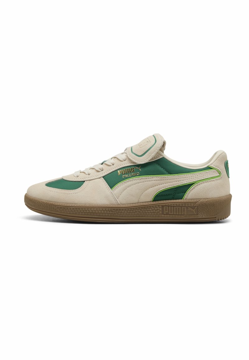 Beige ruskede sneakers med grønne detaljer, der har en rund tå, flad gummisål og en velcro-rem ved snuden. Guld logo detalje.