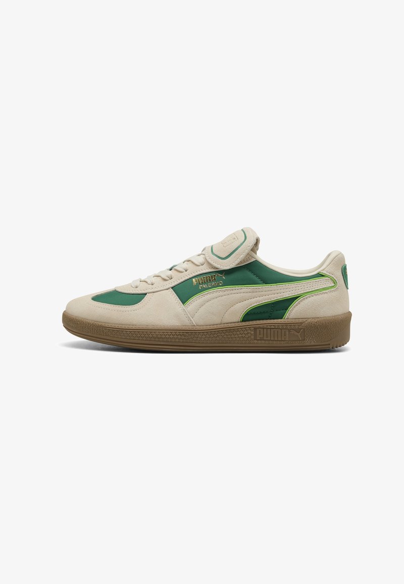 Beige ruskede sneakers med grønne detaljer, der har en rund tå, flad gummisål og en velcro-rem ved snuden. Guld logo detalje.