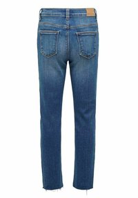Jeans de mezclilla azul con un ligero desgaste, corte recto, dos bolsillos traseros y un dobladillo deshilachado. Presenta una etiqueta beige en la cinturilla.