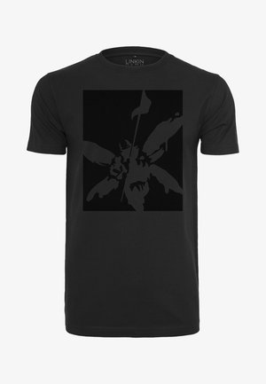 Czarna bawełniana koszulka z krótkim rękawem, z dużym ciemnym wzorem graficznym z przodu, przedstawiającym abstrakcyjne kształty i formy. Standardowy krój.