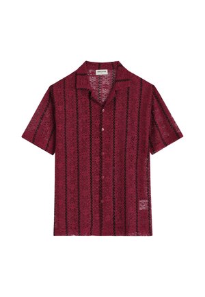 Chemise bordeaux à manches courtes boutonnée, avec un motif en dentelle et des rayures noires verticales, dotée d'un col camp.