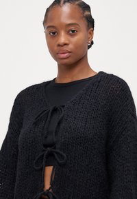Vero Moda Petite VMALOA BOW CARDIGAN - Neuletakki - black