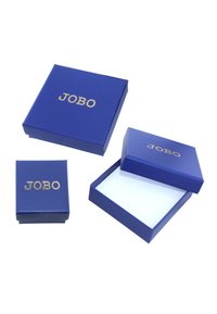 Blaue Karton-Geschenkboxen mit goldfarbigem "JOBO"-Text; enthalten eine größere Box mit abnehmbarem Deckel und eine kleinere Box, beide mit weißen Innenräumen.