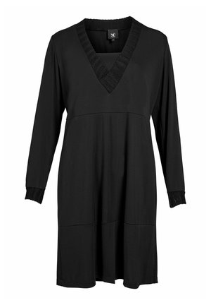 Must mustriga mustriga ja V-kaelusega must kleit. Omab tekstuuriga äärist kaeluses ja mansettides, voolava silueti ning küljetaskudega.
