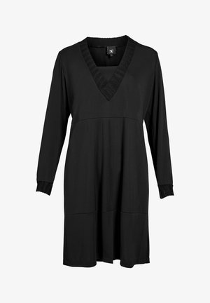 Melnā kleita ar garām piedurknēm un V-veida kaklu. Iezīmējas ar teksturētu apdari pie kakla un piedurknēm, tai ir plūstoša forma un sānu kabatas.