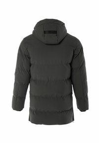 Chaqueta acolchada negra con capucha, con un diseño acolchado, mangas largas y dobladillo recto. Sin herrajes ni acentos visibles.
