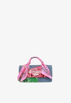 Piccola borsa rettangolare con toppe di tessuto denim e paisley rosse, verdi e rosa, manico avvolto da bandana rosa e tracolla con fibbia dorata.