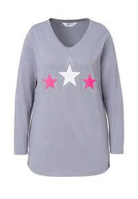 Grijze lange mouw V-hals T-shirt met drie sterren: één witte, twee roze, versierd met metallic accenten en omgeven door kleine studs.