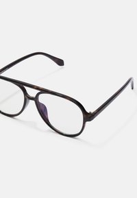 Occhiali in tartaruga leggeri con lenti arrotondate e aste nere eleganti; presentano hardware minimale e lenti trasparenti.