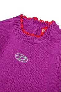 Pullover in maglia viola con superficie testurizzata, dotato di un colletto rosso a scalloped e un logo circolare argentato sul davanti.